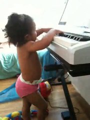 Loane musicienne en herbe