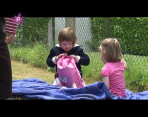 Des enfants handicapés s’essaient à la bouée tractée.