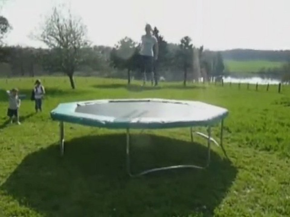 Saut de plus d'1m50 sur ce trampoline ! - France Trampoline
