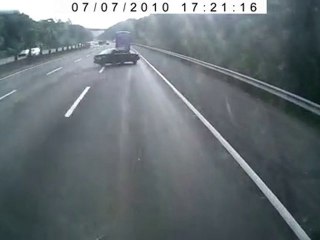 Scoppia una gomma: effetto flipper in autostrada