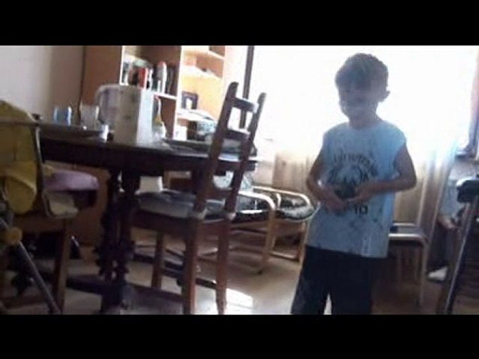 Charly 9 mois marche à quatre pattes