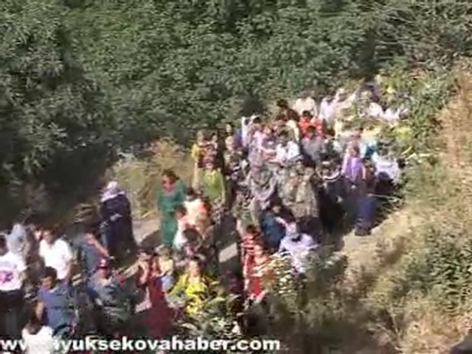 şemdinli altın su köyün mezarlığında 10 cenaze defnedildi