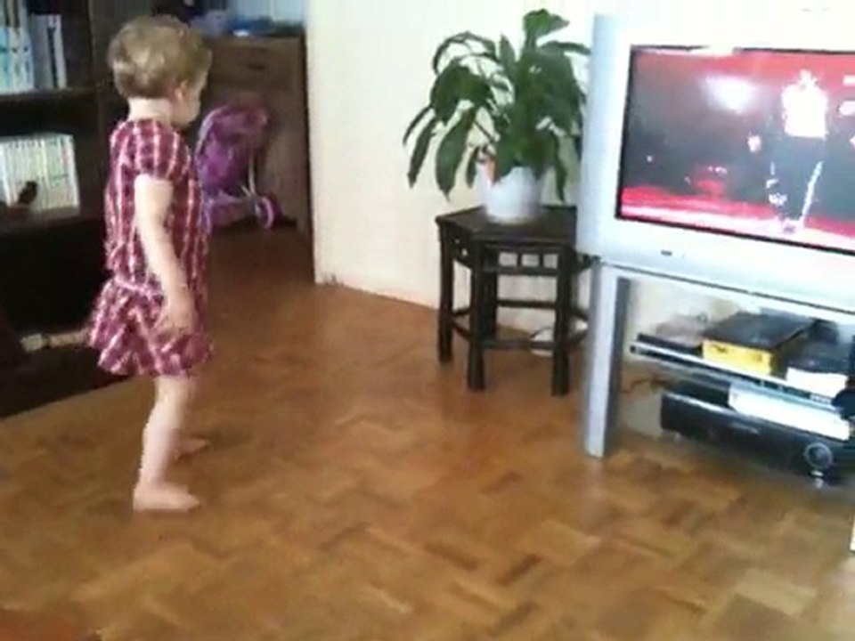 zoé fait du moonwalk
