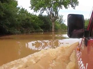 passage dans l'eau en 4x4 innondation le muy