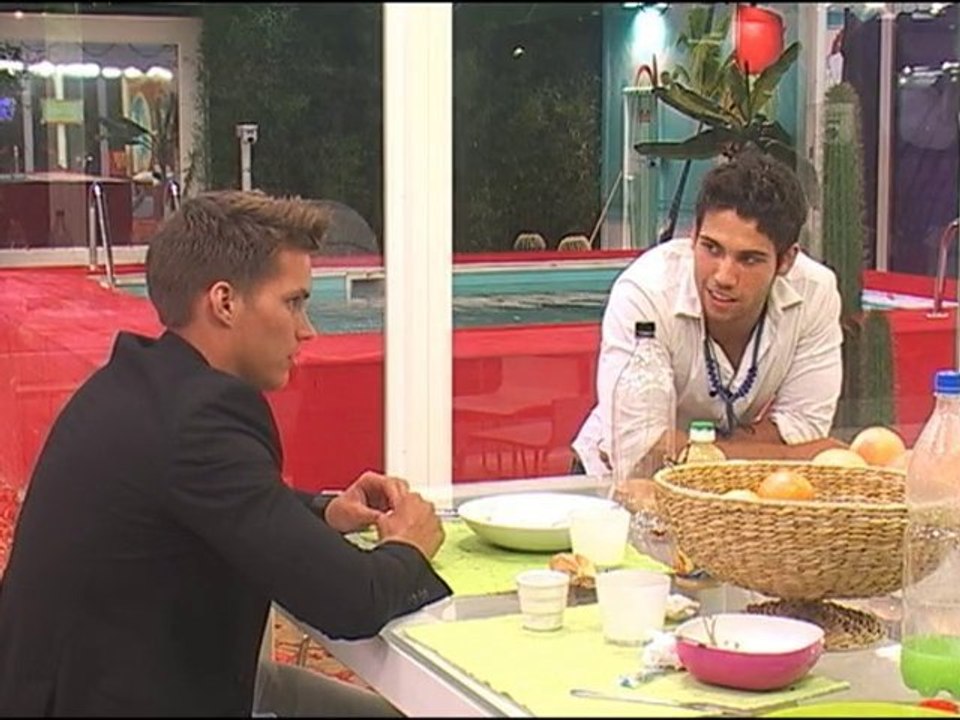 Kevin protège les intérêts de JC