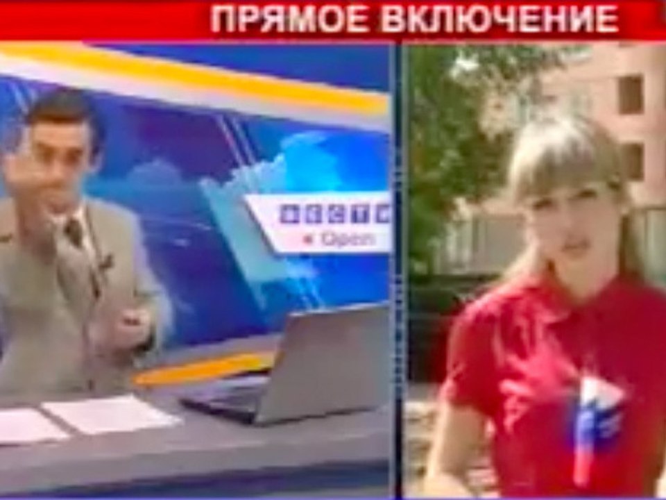 Un présentateur qui fait un doigt d'honneur