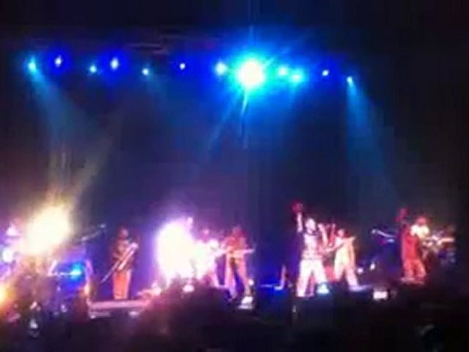 Earth Wind & Fire - September (Live)