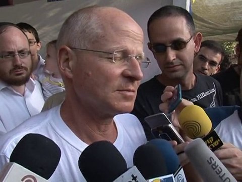 Netanyahu rencontre brièvement la famille du soldat Gilad Shalit