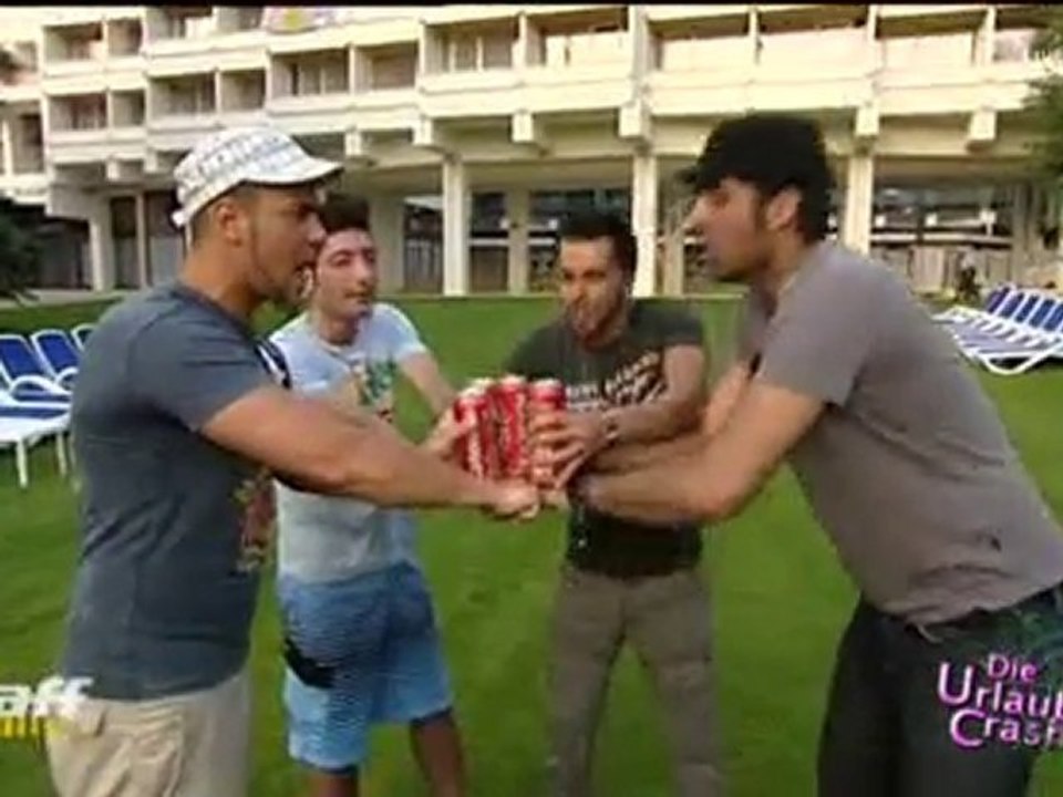 Alex (BB9) kontrolliert Orhan (BB9) im Spring Break Urlaub 5