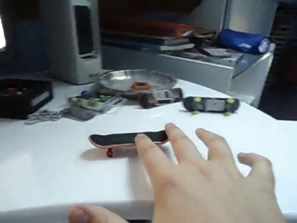 Petit saut en FingerSkate ^^