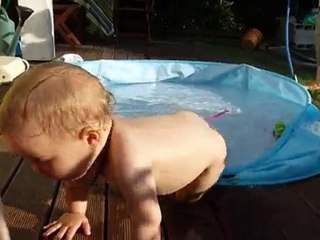 Jules sort de la piscine
