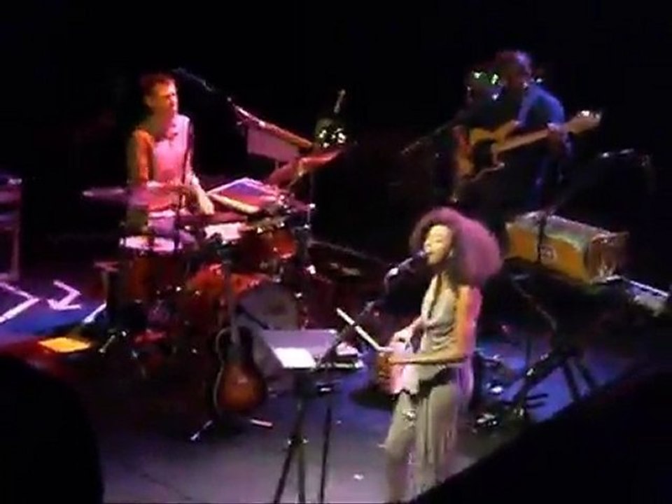 Corinne Bailey Rae - Put your records on