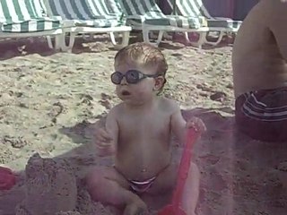 Premiers jeux dans le sable 10.07.10