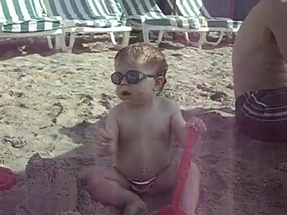 Premiers jeux dans le sable 10.07.10