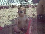 Premiers jeux dans le sable 10.07.10