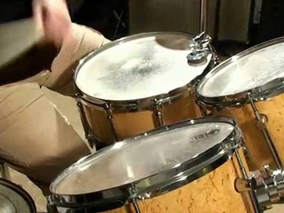 Apprendre la batterie  1er rythme rock et 1ers roulements