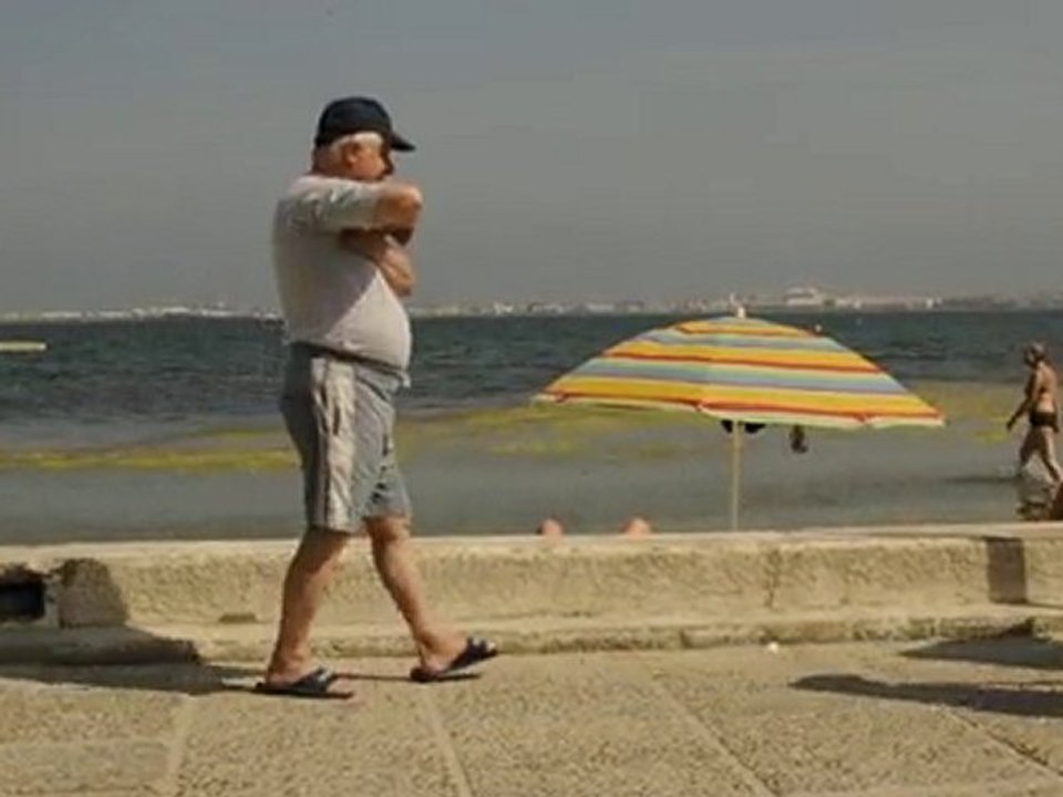 la jetée et les passants