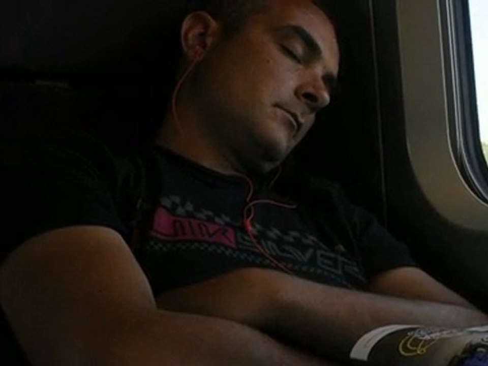un homme dort dans le train pour Balaruc