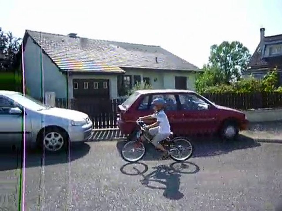 Théo sur le grand vélo (chantant 1 2 3 nous irons au bois)