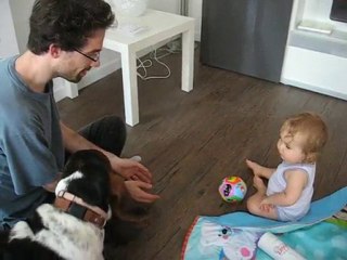 Violette et son papa jouent à la balle