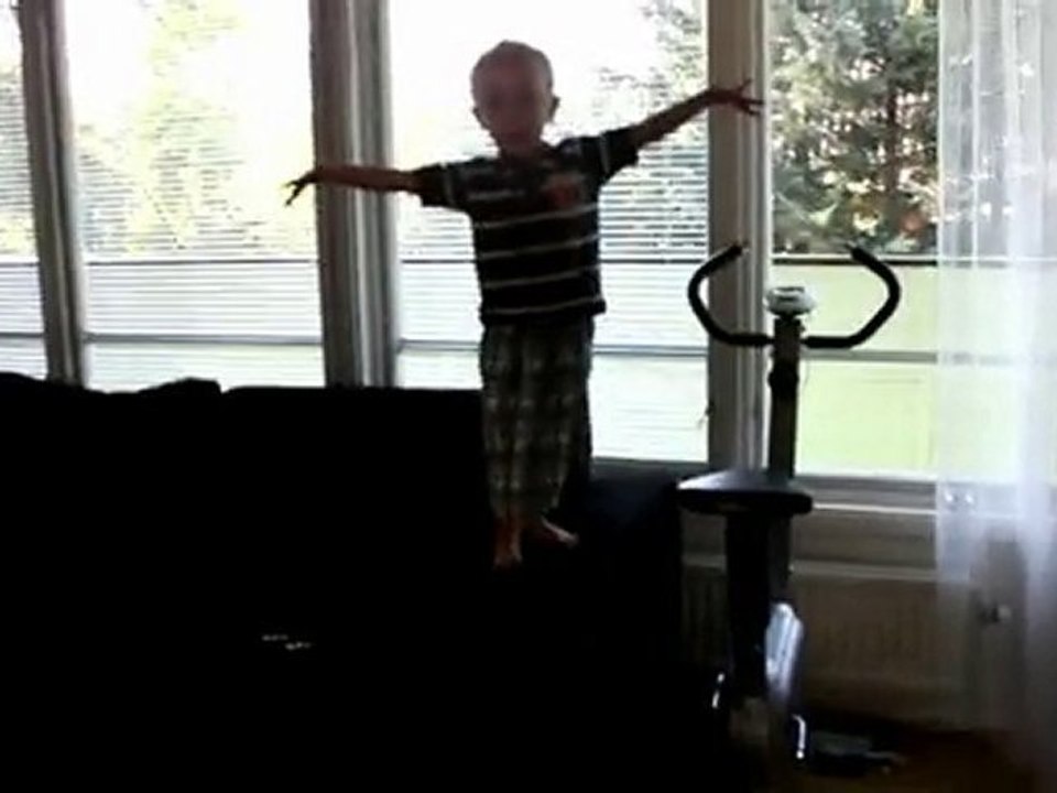 Neo sjunger och dansar