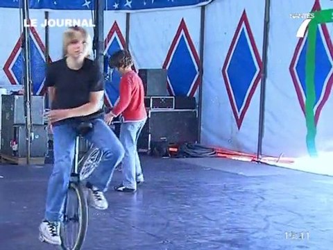 Les jeunes se mettent aux arts du cirque (Frossay)