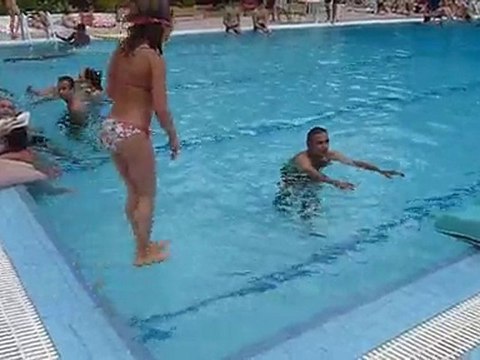 Léa et Axel acrobaties dans la piscine 2010