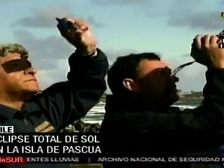 Miles observan eclipse total de sol en la Isla de Pascua