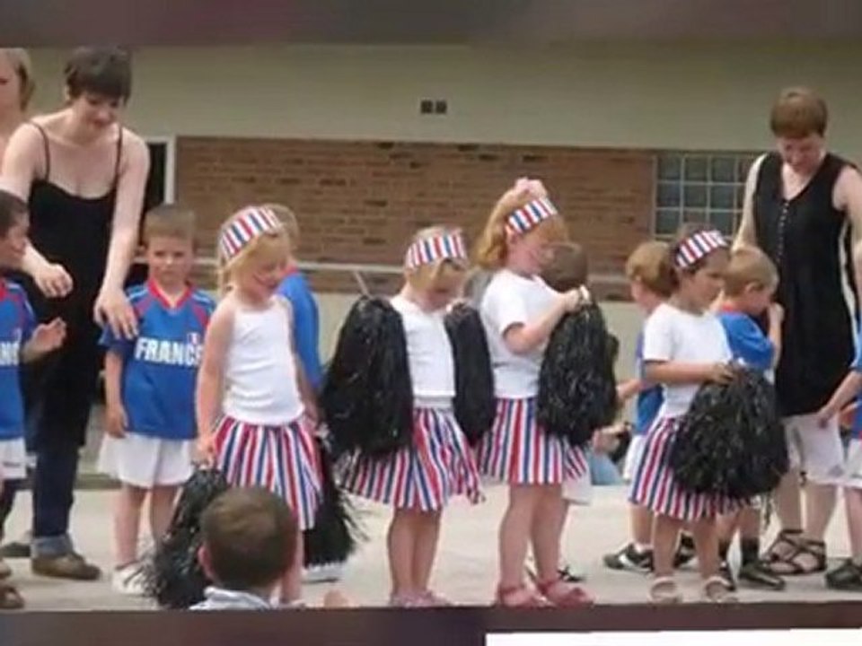 émilie qui danse a la kermesse de l,ecole  année  2010