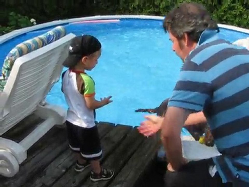 nathan qui fait baigner buck le chien a mon cousin