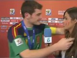 Casillas bacia la giornalista