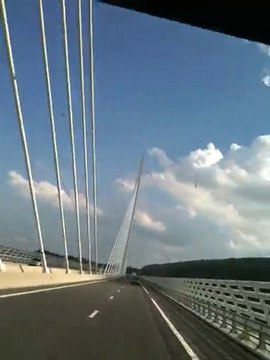 le fameux viaduc de millau par (momo604122)