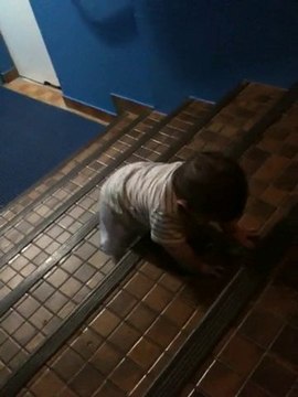 Myron monte les escaliers à 8 mois