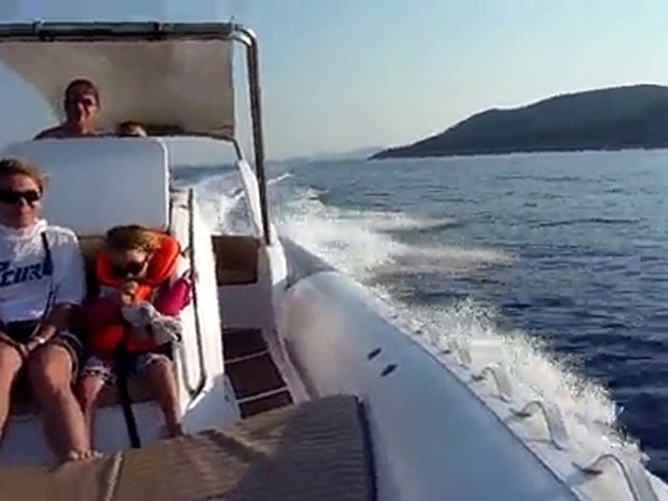 20100629  Alex conduit le bateau Corse