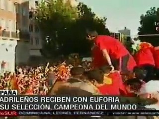 Cientos de miles  acompañan a la selección españolaen las