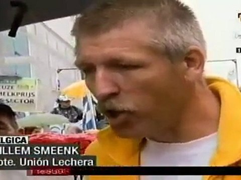 Productores lecheros protestan ante sede de la Unión Europe