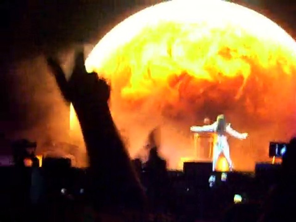 Black Eyed Peas Meet Me Halfway Main Square 2.07.2010