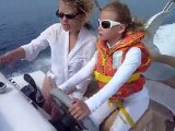 20100630 Clara conduit le bateau 2 Corse