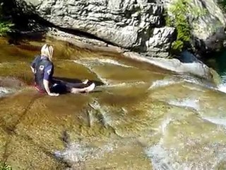 20100701 Clara et Valerie toboggan torrent Corse