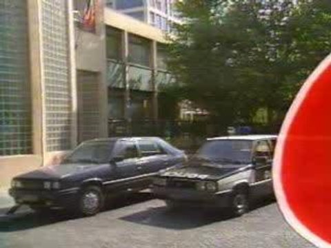 Les Inconnus - Les Flics