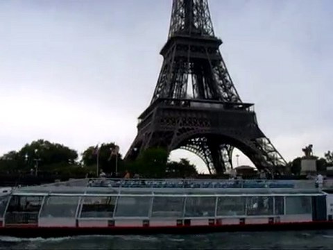 La tour EIFFEL en bateau mouche