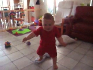 Célian marche - 14 mois