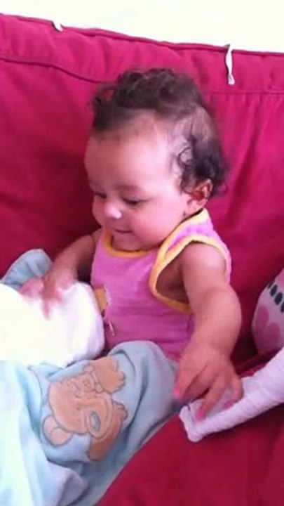 Emilie se tient assise 130710