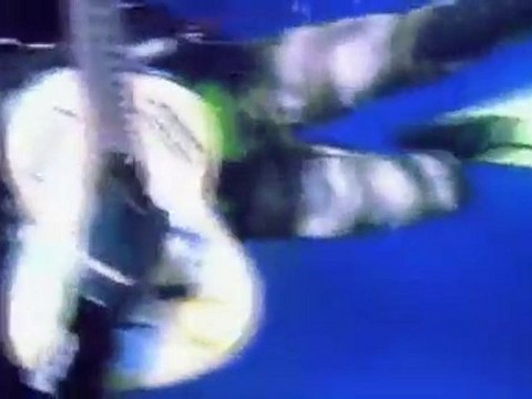 Il sub suona la serenata allo squalo bianco