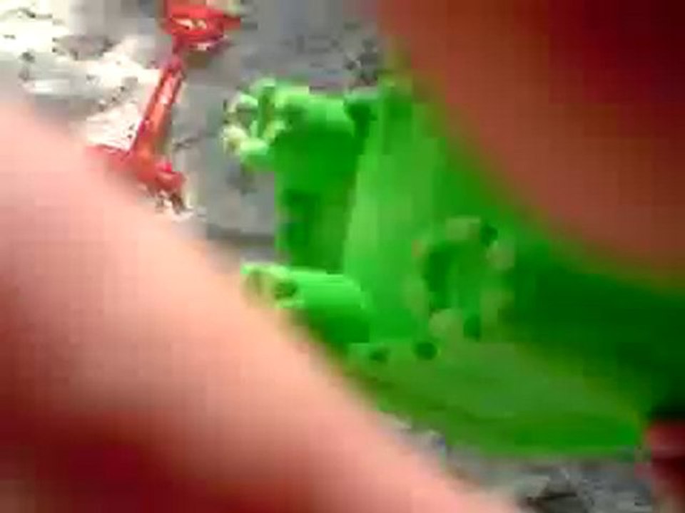 Clara joue au sable a toulouse plage