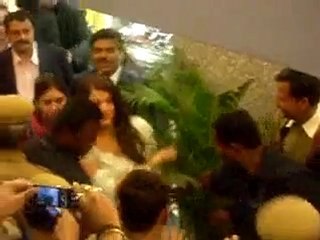 Aishwarya Rai Bachchan-Spotted in Mall-2010