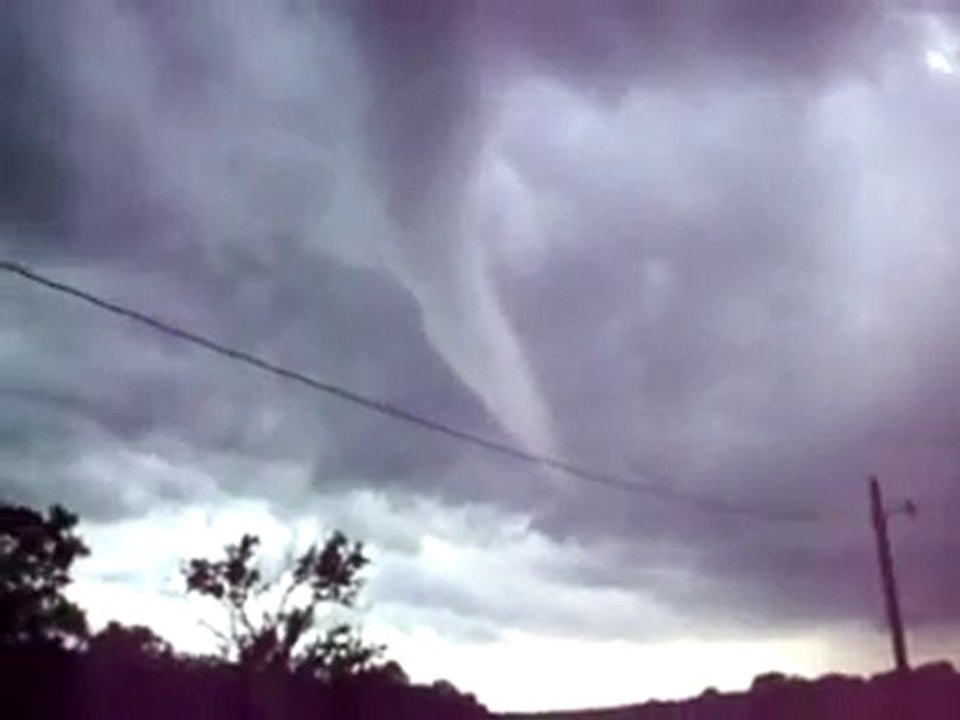 La formazione di un tornado vicino a casa