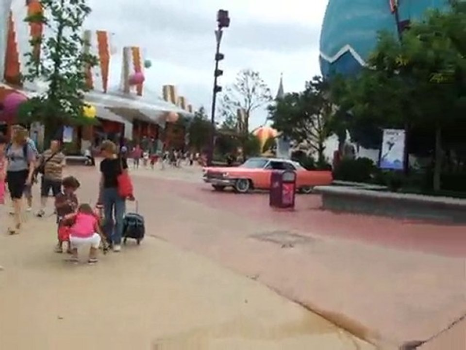 A la sortie de la gare.
