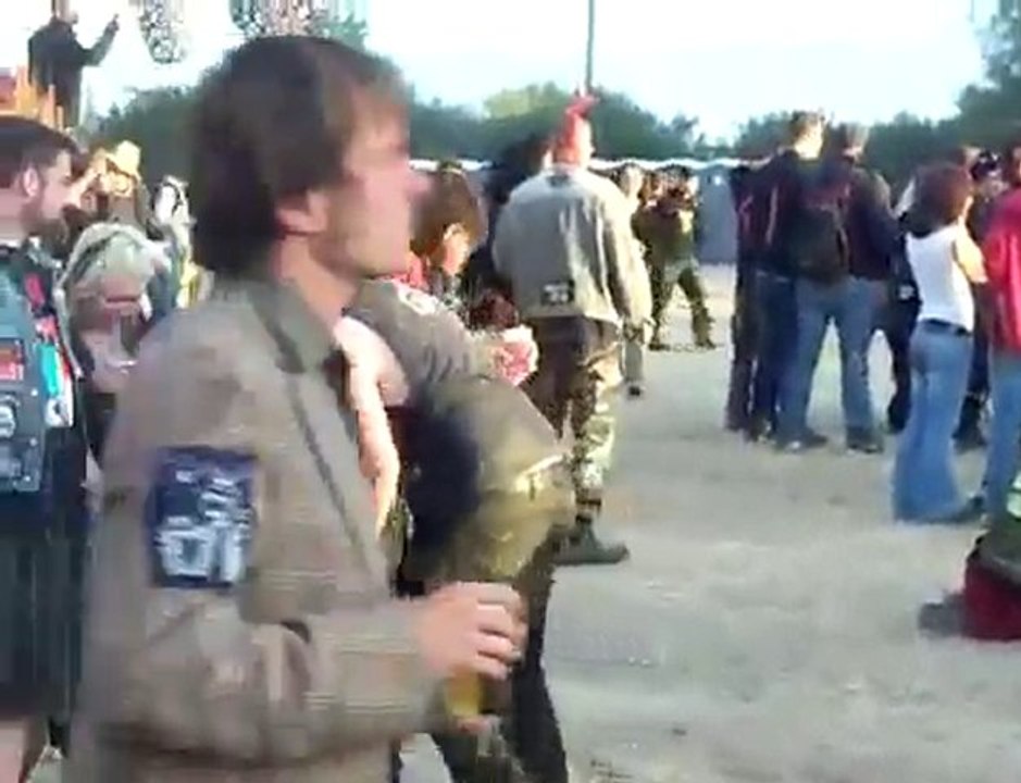 Un mec méga bourré au Hellfest 2010 pendant Motorhead