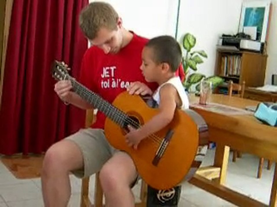 Thomas à la guitare